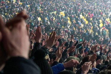 Onların takım destekleyen büyük kalabalık futbol taraftarları eller, alkışlar. Sporseverler Stadyumu'nda, ağır çekim oyunu izlerken, kalabalık