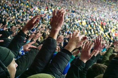 Onların takım destekleyen büyük kalabalık futbol taraftarları eller, alkışlar. Sporseverler Stadyumu'nda, ağır çekim oyunu izlerken, kalabalık