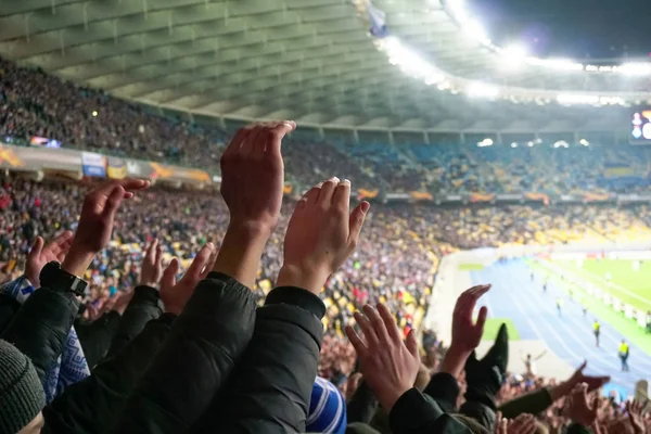 Onların takım destekleyen büyük kalabalık futbol taraftarları eller, alkışlar. Sporseverler Stadyumu'nda, ağır çekim oyunu izlerken, kalabalık