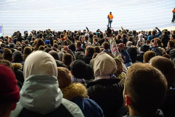 Velký dav fotbalových fanoušků, tleskali a podporu svého týmu. Dav sportovních fanoušků sleduje hru na stadionu, pomalý pohyb — Stock fotografie