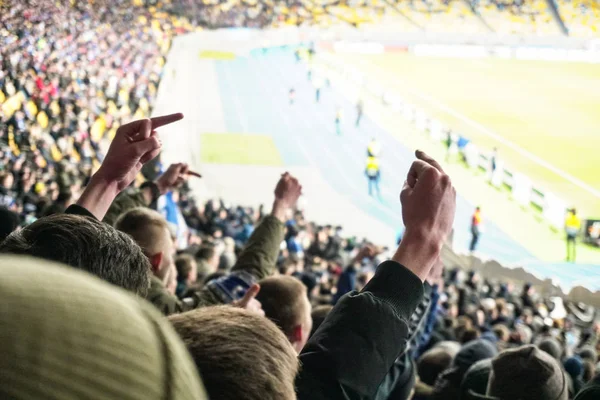 Grande multidão de fãs de futebol batendo palmas, apoiando sua equipe. Multidão de fãs de esportes assistindo jogo no estádio, câmera lenta — Fotografia de Stock