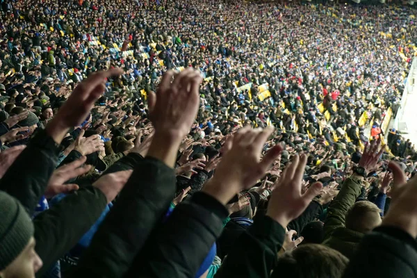 Grande multidão de fãs de futebol batendo palmas, apoiando sua equipe. Multidão de fãs de esportes assistindo jogo no estádio, câmera lenta — Fotografia de Stock