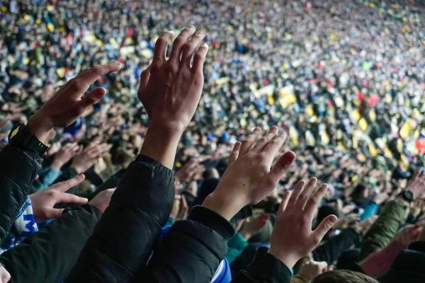 Grande multidão de fãs de futebol batendo palmas, apoiando sua equipe. Multidão de fãs de esportes assistindo jogo no estádio, câmera lenta — Fotografia de Stock