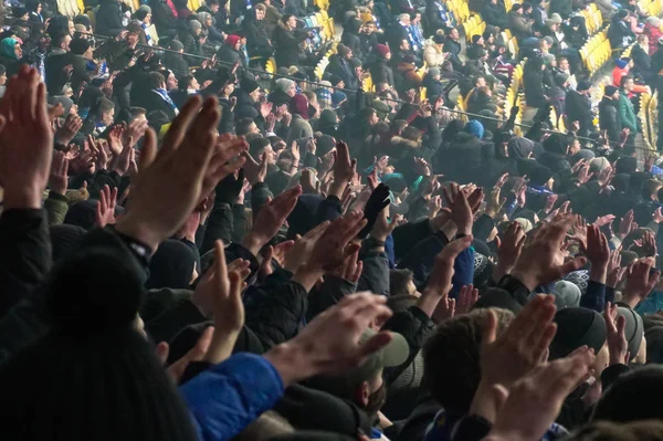Gran multitud de aficionados al fútbol aplaudiendo, apoyando a su equipo. Multitud de fanáticos de los deportes viendo el partido en el estadio, cámara lenta — Foto de Stock