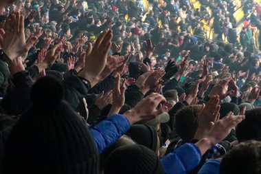 Onların takım destekleyen büyük kalabalık futbol taraftarları eller, alkışlar. Sporseverler Stadyumu'nda, ağır çekim oyunu izlerken, kalabalık