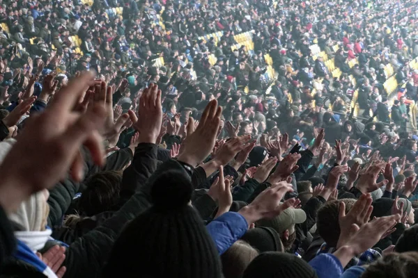 Onların takım destekleyen büyük kalabalık futbol taraftarları eller, alkışlar. Sporseverler Stadyumu'nda, ağır çekim oyunu izlerken, kalabalık