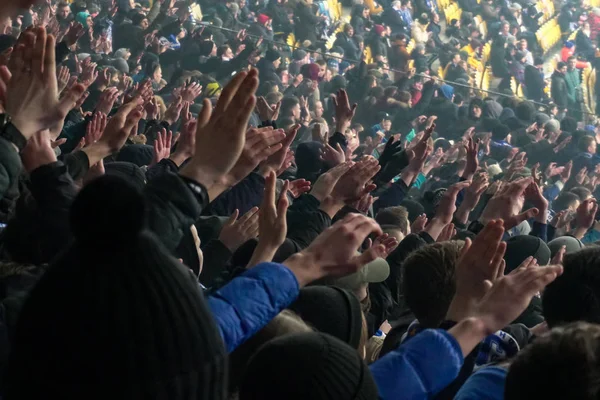 Une grande foule de fans de football applaudissent, soutenant leur équipe. Foule de fans de sport regardant le match au stade, au ralenti — Photo