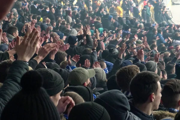 Kerumunan besar penggemar sepak bola bertepuk tangan, mendukung tim mereka. Kerumunan penggemar olahraga menonton pertandingan di stadion, gerakan lambat — Stok Foto