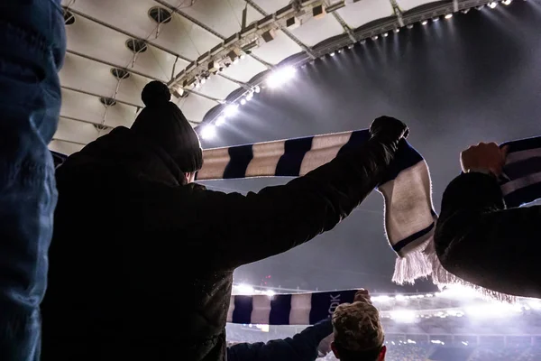 Grote menigte van de ventilators van de voetbal klappen handen, ter ondersteuning van hun team. Menigte van sportfans kijken naar spel stadium, slow-motion — Stockfoto