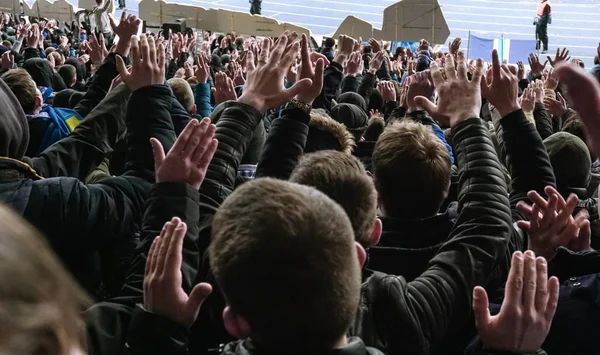 Onların takım destekleyen büyük kalabalık futbol taraftarları eller, alkışlar. Sporseverler Stadyumu'nda, ağır çekim oyunu izlerken, kalabalık