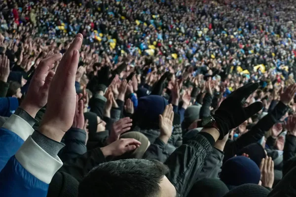 Onların takım destekleyen büyük kalabalık futbol taraftarları eller, alkışlar. Sporseverler Stadyumu'nda, ağır çekim oyunu izlerken, kalabalık