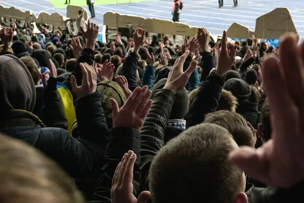 Velký dav fotbalových fanoušků, tleskali a podporu svého týmu. Dav sportovních fanoušků sleduje hru na stadionu, pomalý pohyb — Stock fotografie