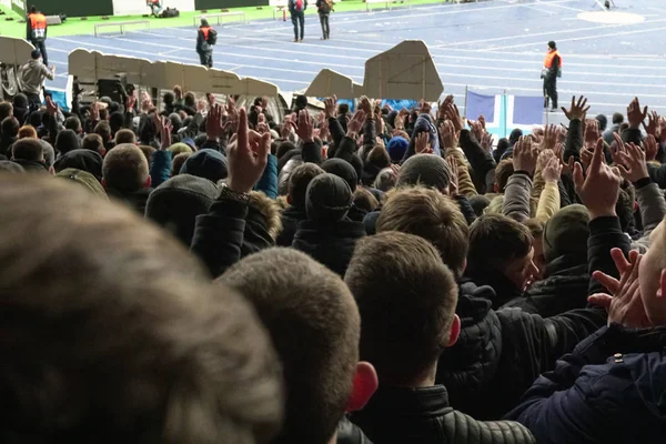 Onların takım destekleyen büyük kalabalık futbol taraftarları eller, alkışlar. Sporseverler Stadyumu'nda, ağır çekim oyunu izlerken, kalabalık — Stok fotoğraf