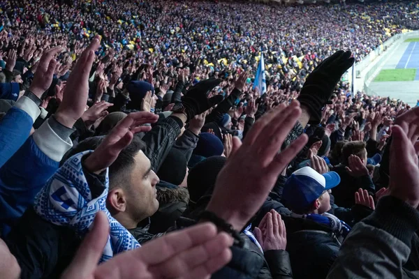 Grote menigte van de ventilators van de voetbal klappen handen, ter ondersteuning van hun team. Menigte van sportfans kijken naar spel stadium, slow-motion — Stockfoto