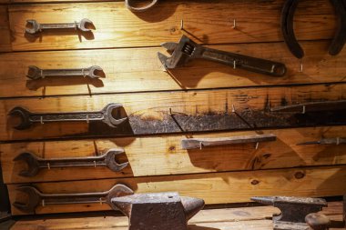 Bir grup vintage araç gri barnboard bir arka plan üzerinde görüntülenir.