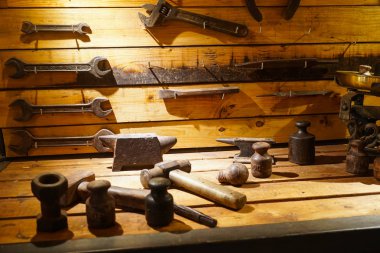 Bir grup vintage araç gri barnboard bir arka plan üzerinde görüntülenir.
