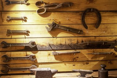 Bir grup vintage araç gri barnboard bir arka plan üzerinde görüntülenir.