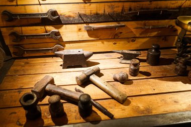 Bir grup vintage araç gri barnboard bir arka plan üzerinde görüntülenir.