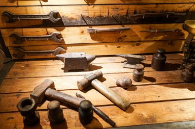 Bir grup vintage araç gri barnboard bir arka plan üzerinde görüntülenir.