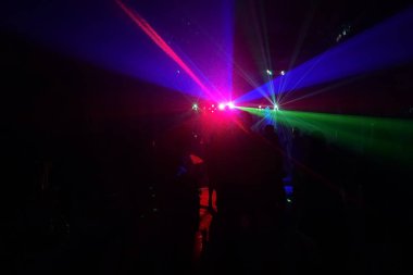 Disko lazer ışığı altında dans insan kalabalığı