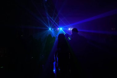 Disko lazer ışığı altında dans insan kalabalığı
