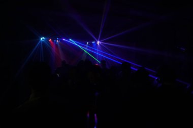 Disko lazer ışığı altında dans insan kalabalığı
