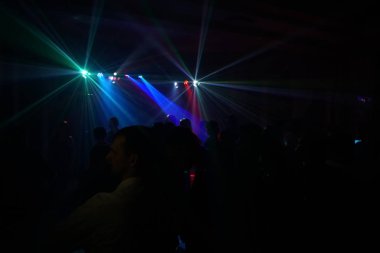 Disko lazer ışığı altında dans insan kalabalığı