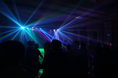Disko lazer ışığı altında dans insan kalabalığı