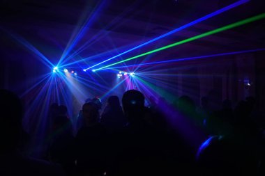 Disko lazer ışığı altında dans insan kalabalığı