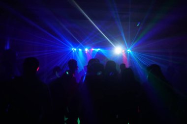Disko lazer ışığı altında dans insan kalabalığı