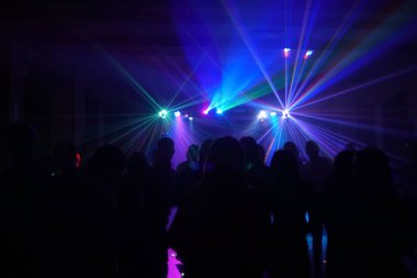 Disko lazer ışığı altında dans insan kalabalığı