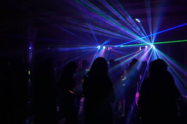 Disko lazer ışığı altında dans insan kalabalığı