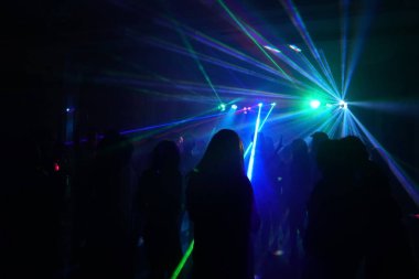 Disko lazer ışığı altında dans insan kalabalığı
