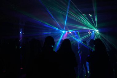 Disko lazer ışığı altında dans insan kalabalığı