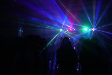 Disko lazer ışığı altında dans insan kalabalığı