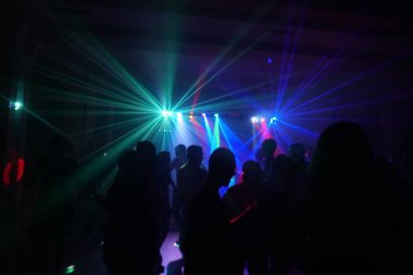 Disko lazer ışığı altında dans insan kalabalığı