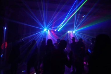 Disko lazer ışığı altında dans insan kalabalığı