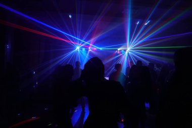 Disko lazer ışığı altında dans insan kalabalığı