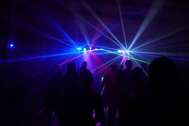 Disko lazer ışığı altında dans insan kalabalığı