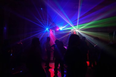 Disko lazer ışığı altında dans insan kalabalığı