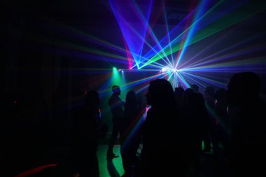 Disko lazer ışığı altında dans insan kalabalığı