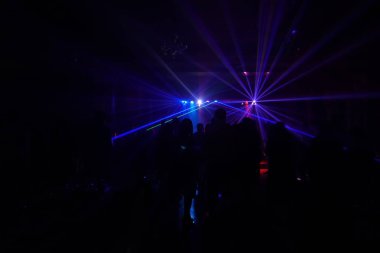 disko ışıkları ve gösteri. Konsept eğlence ve parti hakkında. ufuk yansıma artistik bir dokunuş için