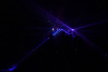 disko ışıkları ve gösteri. Konsept eğlence ve parti hakkında. ufuk yansıma artistik bir dokunuş için