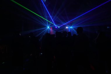 disko ışıkları ve gösteri. Konsept eğlence ve parti hakkında. ufuk yansıma artistik bir dokunuş için