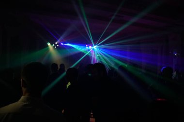 disko ışıkları ve gösteri. Konsept eğlence ve parti hakkında. ufuk yansıma artistik bir dokunuş için