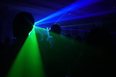 disko ışıkları ve gösteri. Konsept eğlence ve parti hakkında. ufuk yansıma artistik bir dokunuş için