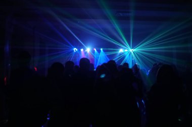 disko ışıkları ve gösteri. Konsept eğlence ve parti hakkında. ufuk yansıma artistik bir dokunuş için