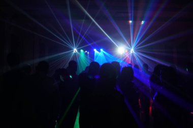 disko ışıkları ve gösteri. Konsept eğlence ve parti hakkında. ufuk yansıma artistik bir dokunuş için