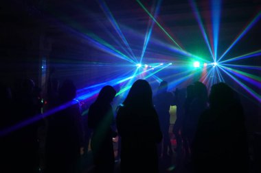 disko ışıkları ve gösteri. Konsept eğlence ve parti hakkında. ufuk yansıma artistik bir dokunuş için