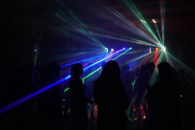 disko ışıkları ve gösteri. Konsept eğlence ve parti hakkında. ufuk yansıma artistik bir dokunuş için